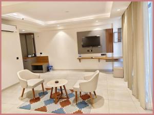 TV a/nebo společenská místnost v ubytování Baliapanda Road Abhinav Palace Resort