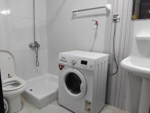 Vannituba majutusasutuses MANAZEL2 ladies and Family stay only corniche apartment