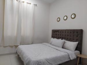 Voodi või voodid majutusasutuse MANAZEL2 ladies and Family stay only corniche apartment toas