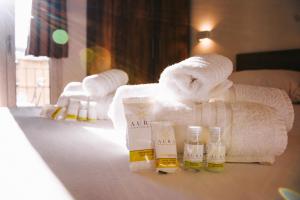 una stanza d'albergo con asciugamani e prodotti su un tavolo di Da Battista Rooms a Baunei Altre 44 foto