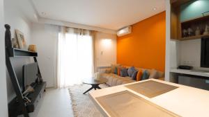 TV a/nebo společenská místnost v ubytování Aurora Piscine Chauffée à quelques pas de la mer