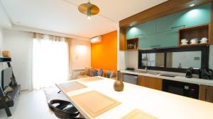 Kuchyň nebo kuchyňský kout v ubytování Aurora Piscine Chauffée à quelques pas de la mer