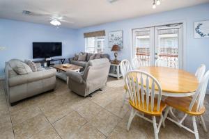 een woonkamer met een bank en een tafel bij Sunset Cottages 1C Pet friendly cottage in Fort Walton Beach