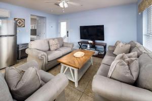 een woonkamer met banken en een tv bij Sunset Cottages 1C Pet friendly cottage in Fort Walton Beach