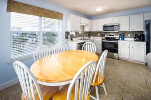 een keuken en eetkamer met een houten tafel en stoelen bij Sunset Cottages 1C Pet friendly cottage in Fort Walton Beach