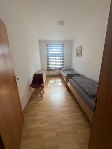 una stanza con due letti e una finestra di Gemütliche Praktische Wohnungen a Gera