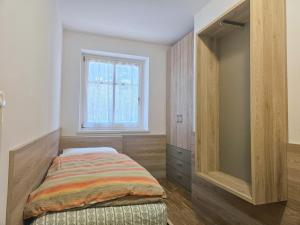 Casa Al Mesdì في بوتسا دي فاسّا: غرفة نوم بها سرير ونافذة +130 صورة