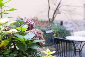 einen Garten mit rosa Blumen, einem Tisch und Stühlen in der Unterkunft Scandi City Loft, Jacuzzi, Balcony, AirCon in Helsinki