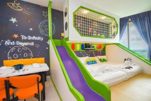 Ένα ή περισσότερα κρεβάτια σε δωμάτιο στο Macrolink Medini Theme Suite by Nest Home - Near Legoland
