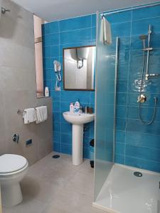 ein Badezimmer mit Toilette, Waschbecken und Dusche in der Unterkunft Aparthotel Napoli Railway in Neapel
