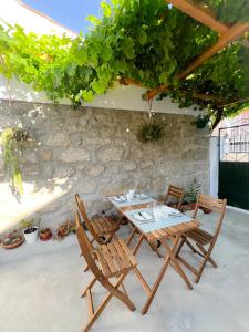 dos sillas y una mesa con una mesa y dos sillas en JUNKEIRA - Casa, Douro e Campo, 