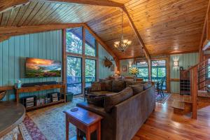 Khu vực ghế ngồi tại A River Mist