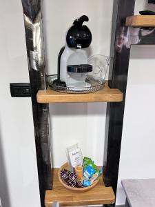 Příslušenství pro přípravu čaje a kávy v ubytování Villa Lilli Beta Bella - Appartamento Rosso Whispering Vines