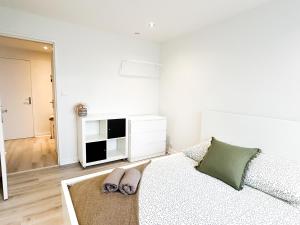 Ένα ή περισσότερα κρεβάτια σε δωμάτιο στο Appartement lumineux avec balcon Parking privé