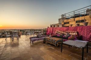Un balcón o terraza en Hotel Fotiya jaisalmer