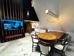 TV a/nebo společenská místnost v ubytování Alpin Chalet & SPA