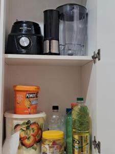 un garde-manger avec des aliments, des boissons et un mixeur dans l'établissement Kitnet, à Campo Grande 10 autres photos