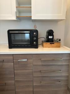 a microwave sitting on top of a kitchen counter at Mariuccia Home in Siracusa