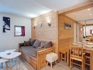 un salon avec un canapé et une table dans l'établissement Charme et Confort au Centre de Val d'Isère – 2 Pièces Cabine Rénové pour 5 Pers., Proche Pistes - FR-1-518-25, à Val dʼIsère