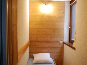 une petite pièce avec un lit et une fenêtre dans l'établissement Charme et Confort au Centre de Val d'Isère – 2 Pièces Cabine Rénové pour 5 Pers., Proche Pistes - FR-1-518-25, à Val dʼIsère