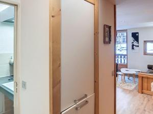 - une porte coulissante dans une chambre avec cuisine dans l'établissement Charme et Confort au Centre de Val d'Isère – 2 Pièces Cabine Rénové pour 5 Pers., Proche Pistes - FR-1-518-25, à Val dʼIsère