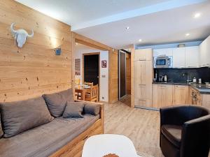 un salon avec un canapé et une cuisine dans l'établissement Charme et Confort au Centre de Val d'Isère – 2 Pièces Cabine Rénové pour 5 Pers., Proche Pistes - FR-1-518-25, à Val dʼIsère 9 autres photos