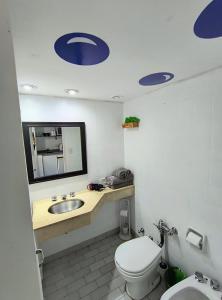 Un baño de Departamento para tres BA