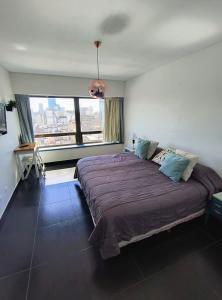 Una cama o camas en una habitación de Departamento para tres BA