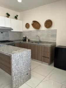 une cuisine avec un évier et un plan de travail dans l'établissement Rosarito Sol y Mar Getaway, à Rosarito Beach