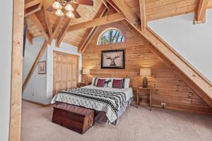 Giường trong phòng chung tại Elk Ridge Lodge