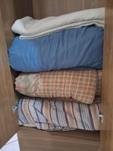 trois oreillers sont empilés les uns sur les autres dans l'établissement Kitnet, à Campo Grande