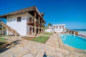 Bazén v ubytování NEST in pongwe nebo v jeho okolí