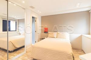 um quarto com duas camas e uma placa na parede em Apartamento no coração do Pacaembu em São Paulo mais 2 fotografias