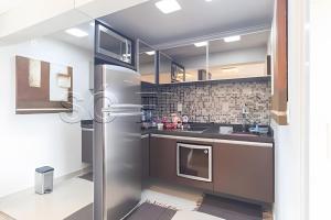 uma cozinha com uma geladeira de aço inoxidável em Apartamento no coração do Pacaembu em São Paulo