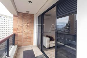 uma vista a partir da varanda de um quarto com portas de vidro em Apartamento no coração do Pacaembu em São Paulo