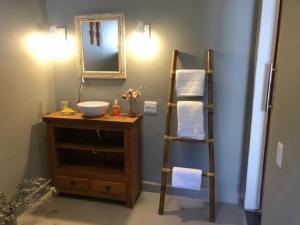 a bathroom with a shelf and a sink and a mirror at Casa Prana in Bragança Paulista +28 photos