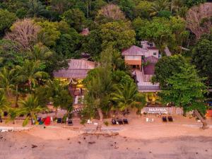 une vue aérienne d'un complexe hôtelier sur la plage dans l'établissement Marina Resort Koh Phayam Ranong, à Ko Phayam