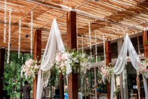 un bouquet de fleurs suspendues au plafond d'un bâtiment dans l'établissement Marina Resort Koh Phayam Ranong, à Ko Phayam 198 autres photos