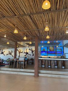 un restaurant avec des oiseaux qui volent au plafond dans l'établissement Marina Resort Koh Phayam Ranong, à Ko Phayam