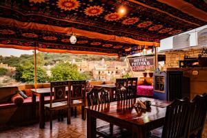 Un restaurante u otro lugar para comer en Hotel Fotiya jaisalmer
