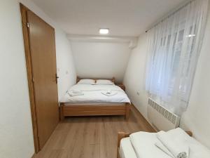 Ένα ή περισσότερα κρεβάτια σε δωμάτιο στο Divan Vlašić