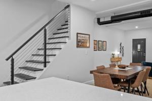 Χώρος καθιστικού στο Charming 3Bed 2&half Bath with Deck & Free Strt Parking