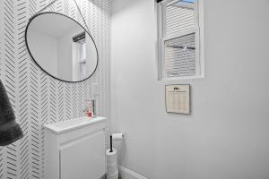 Ένα μπάνιο στο Charming 3Bed 2&half Bath with Deck & Free Strt Parking +48 φωτογραφίες