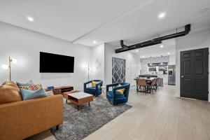 Μια τηλεόραση ή/και κέντρο ψυχαγωγίας στο Charming 3Bed 2&half Bath with Deck & Free Strt Parking