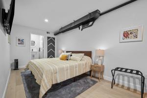 Ένα ή περισσότερα κρεβάτια σε δωμάτιο στο Charming 3Bed 2&half Bath with Deck & Free Strt Parking