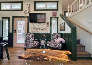 un salon avec une table et des chaises en bois dans l'établissement Sunrise, Mountain & Farm View - Heated Tub or Pool, à Mentone