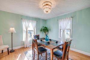 Un lugar para sentarse en Less Than 1 Mi to Dtwn Franklin Charming Home with Sunroom!