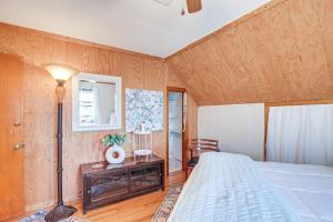 Una cama o camas en una habitación de Less Than 1 Mi to Dtwn Franklin Charming Home with Sunroom!