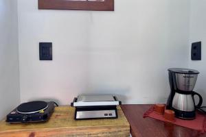 una mesa con una licuadora encima de una mesa en Estúdios Sol e Mar, aconchego e charme em Tucuns, en Búzios