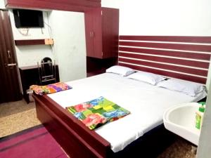 Ένα ή περισσότερα κρεβάτια σε δωμάτιο στο Hotel Best Quality PVR Near Railway Station